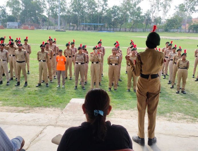 Hardoi : हरदोई स्पोर्ट्स स्टेडियम में स्वजनगणना जागरूकता कार्यक्रम आयोजित, युवाओं ने ली शपथ