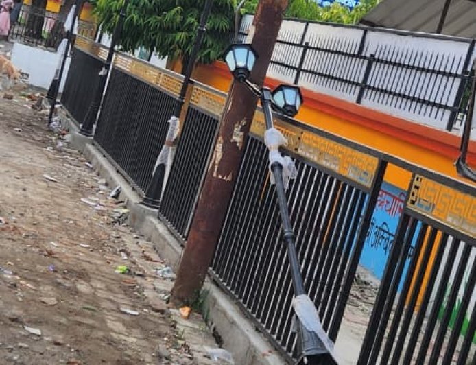 Sitapur : सुंदरीकरण की गुणवत्ता पर उठे सवाल, कलेक्ट्रेट और एसपी ऑफिस के पास टेढ़े हुए पोल
