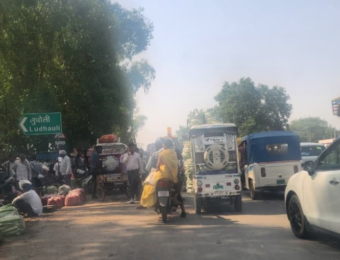 Sitapur : इटौंजा टोल प्लाजा पर अवैध मंडी से लग रहा जाम, रालोद नेता ने जिलाधिकारी से की कार्रवाई की मांग