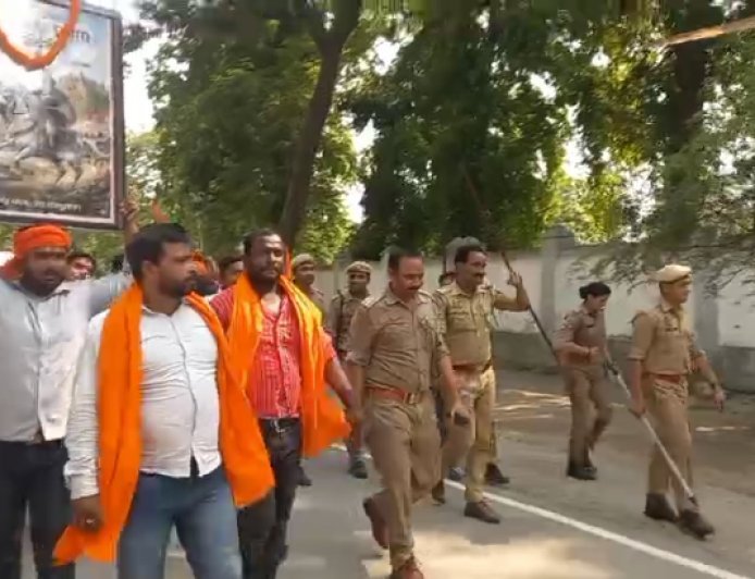 Ballia : महाराणा प्रताप की प्रतिमा पर माल्यार्पण से रोकने पर बलिया में भारी विरोध प्रदर्शन