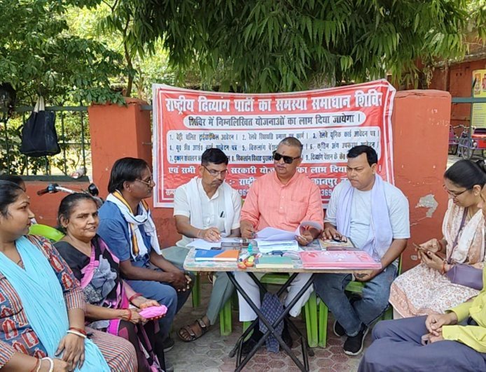 Kanpur : राष्ट्रीय दिव्यांग पार्टी के शिविर में शिकायतों का अंबार, सरकारी योजनाओं के लिए भरे गए फॉर्म