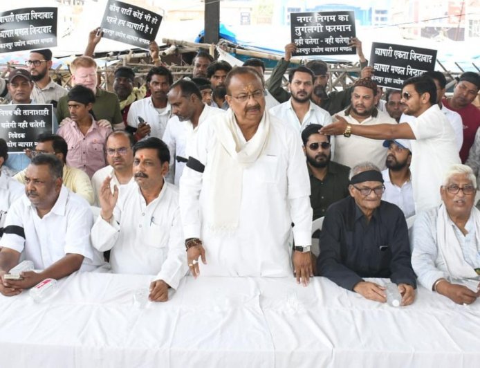 Kanpur : परेड बाजार को खाली करने के नोटिस के खिलाफ व्यापारियों का काली पट्टी बांधकर प्रदर्शन