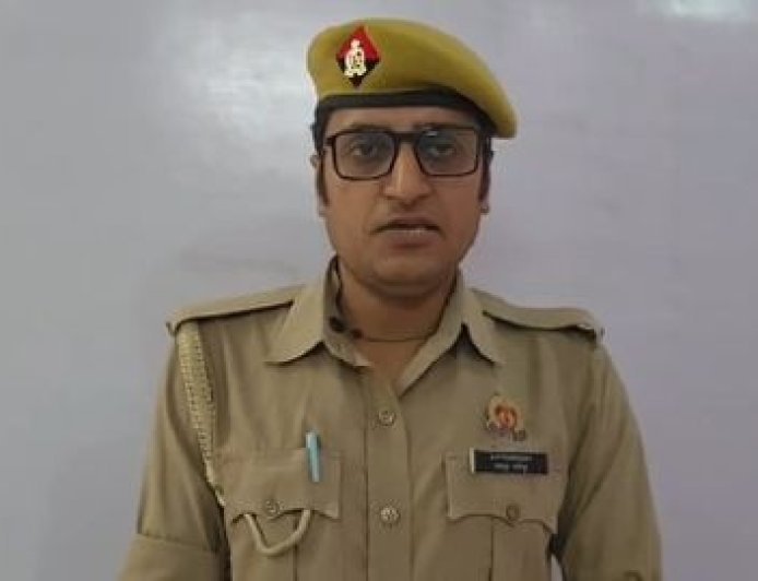 'गीदड़ नहीं शेर हूं': सिपाही सुनील शुक्ला का वीडियो सोशल मीडिया पर वायरल, घर पर छापेमारी के बाद भड़का आक्रोश