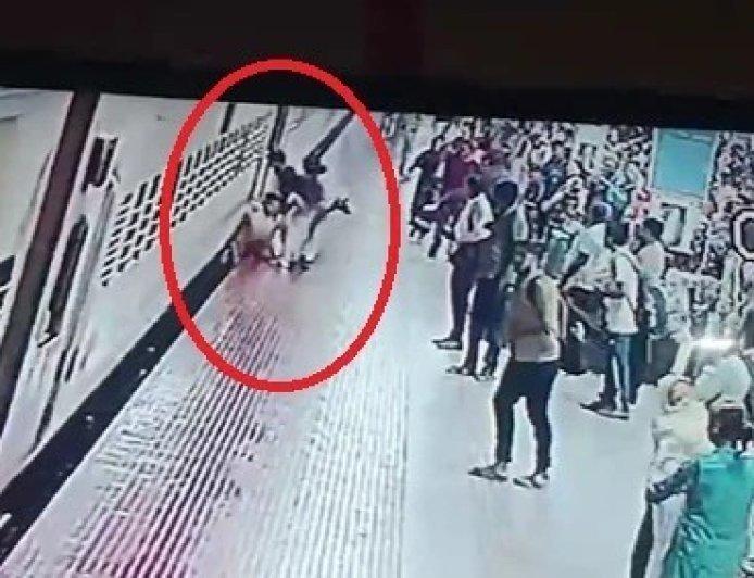 रांची रेलवे स्टेशन पर देवदूत बनकर आईं आरपीएफ कांस्टेबल साविता गारी, चलती ट्रेन से गिरती महिला को मौत के मुंह से निकाला