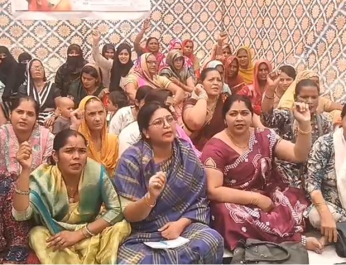 Sambhal : महिला आरक्षण को लेकर भाजपा का धरना, सांसद ज़ियाउर्रहमान बर्क के खिलाफ महिलाओं का प्रदर्शन