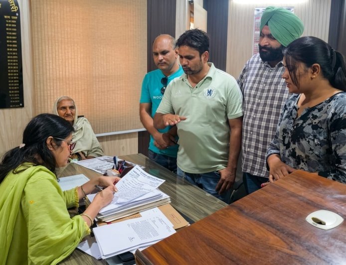 Bajpur : गंदे पानी की निकासी न होने से मोहल्ले में बीमारियां फैलने का डर, ग्रामीणों ने एसडीएम से की शिकायत