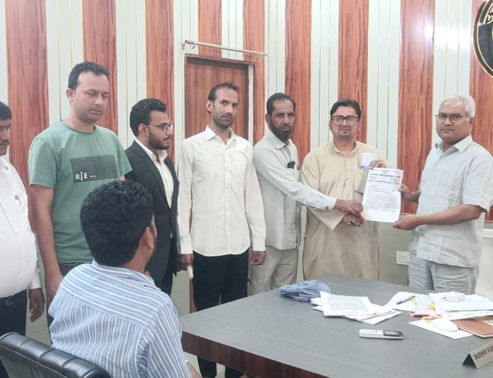 Sambhal : पुरुष आयोग और पुलिस शिकायत आयोग की मांग को लेकर आजाद अधिकार सेना का प्रदर्शन, राष्ट्रपति को भेजा ज्ञापन