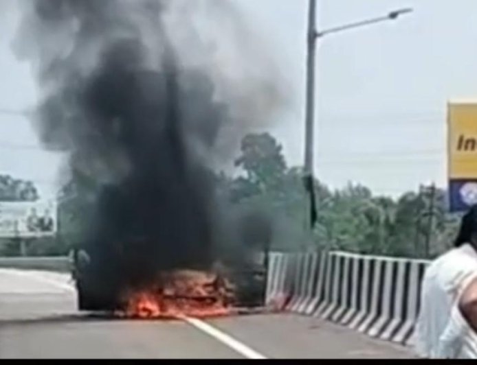 Saharanpur : दिल्ली-देहरादून एक्सप्रेस-वे पर चलती कार बनी आग का गोला, सवारों ने कूदकर बचाई जान