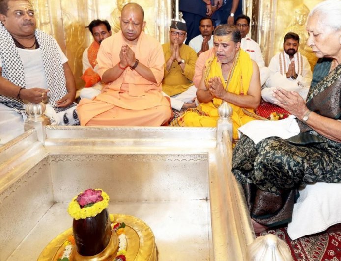 Varanasi : राज्यपाल व मुख्यमंत्री ने किए बाबा विश्वनाथ के दर्शन-पूजन 