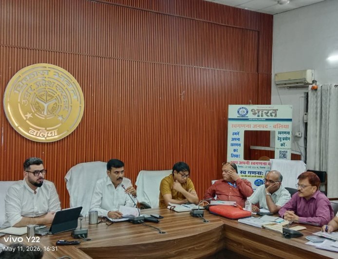 Ballia : सीएम डैशबोर्ड समीक्षा में डीएम सख्त, खराब रैंकिंग पर अधिकारियों को चेतावनी