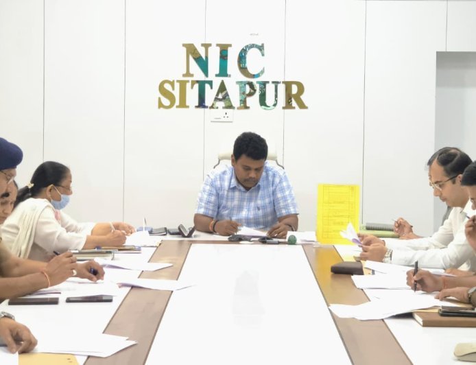 Sitapur : रानी लक्ष्मीबाई महिला एवं बाल सम्मान कोष योजना- पीड़िता महिलाओं और बच्चों को आर्थिक मदद देने के लिए जिलाधिकारी ने दिए निर्देश