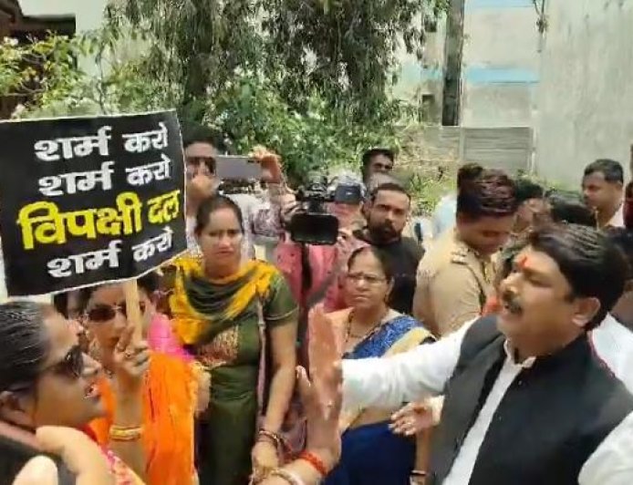 Sitapur : महिला आरक्षण बिल पर बढ़ा सियासी पारा- भाजपा कार्यकर्ताओं का प्रदर्शन और सपा सांसद से पुलिस की बहस