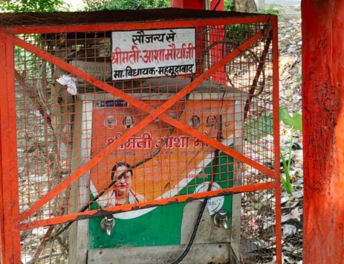 Sitapur : महमूदाबाद के चुनका चौराहे पर खराब पड़ा वाटर कूलर बढ़ा रहा राहगीरों की मुसीबत