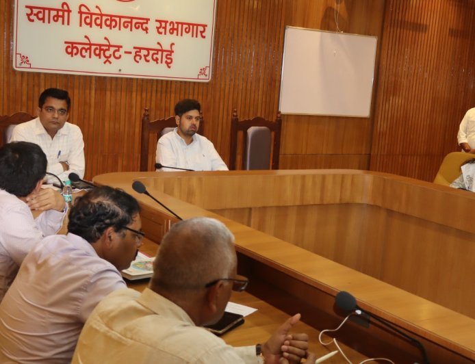 Hardoi : जिलाधिकारी ने की विकास कार्यों की समीक्षा, अधूरे काम जल्द पूरे करने और गुणवत्ता सुधारने के निर्देश