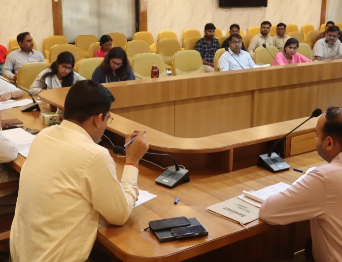 Hardoi : शहीद ग्रामों में बनेंगे 'गौरव पथ' और तोरण द्वार, जिलाधिकारी ने सैनिक बंधु की बैठक में समस्याओं के समाधान के दिए निर्देश