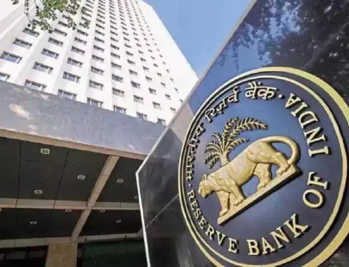 ग्राहकों की बढ़ी मुश्किलें- इस बैंक की बैंकिंग सेवाएं तत्काल प्रभाव से बंद, जमाकर्ता अब नहीं निकाल सकेंगे अपने ही खाते से मेहनत की कमाई