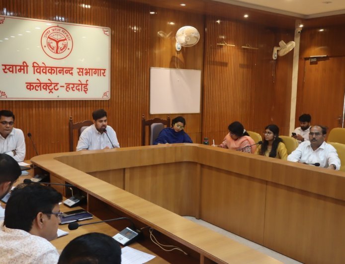 Hardoi : हरदोई में जिलाधिकारी ने फार्मर रजिस्ट्री की समीक्षा बैठक की