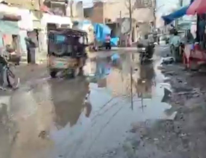 Sitapur : हल्की बारिश ने नगर पालिका की खराब व्यवस्था उजागर कर दी