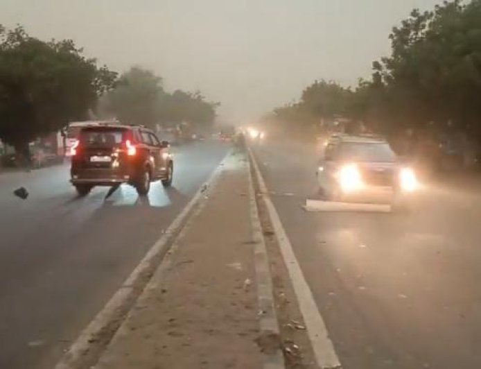 Sitapur : अचानक बदला मौसम, तेज आंधी और बारिश से गर्मी से मिली राहत