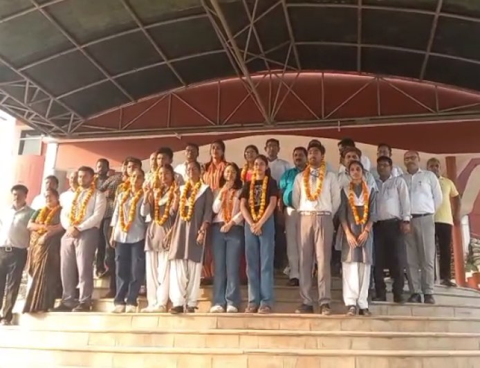 Ballia : बलिया के सेंट जेवियर्स स्कूल में सीबीएसई 12वीं में छात्राओं ने हासिल किया पहला स्थान