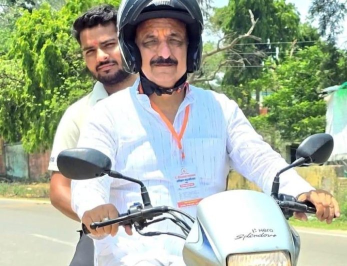 Saharanpur : विधायक राजीव गुंबर ने पेट्रोल बचत के लिए अपनाया दोपहिया वाहन