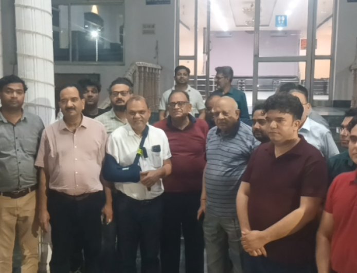 Sambhal: कोतवाली से अस्पताल तक हंगामा: डॉक्टर ने लगाए धमकी और अभद्रता के आरोप, बोले- झूठे केस में फंसाने व ट्रक चढ़ाने की दी धमकी।