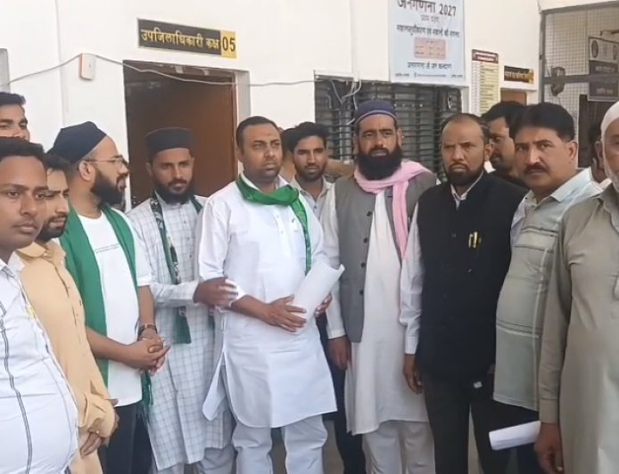 Sambhal: ओवैसी को ओसामा बताने पर भड़की AIMIM, सम्भल में राष्ट्रपति के नाम ज्ञापन, नितेश राणे को बर्खास्त करने और UAPA कार्रवाई की मांग।