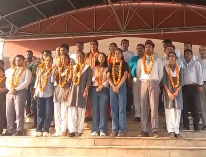 Ballia: लोगों को न्याय दिलाने की इच्छा रखने वाली अंजू सिंह ने 94% अंक प्राप्त कर स्कूल में पहला स्थान हासिल किया।