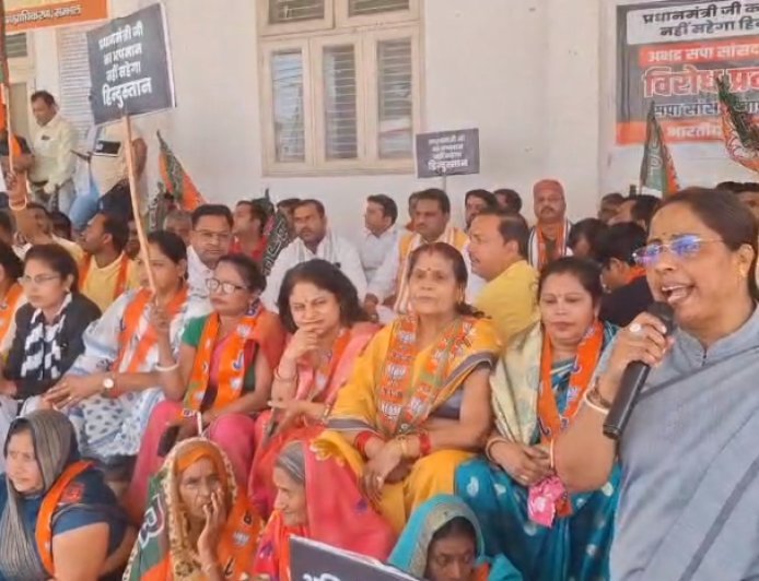 Sambhal: प्रधानमंत्री पर टिप्पणी से गरमाई सियासत, भाजपा का बहजोई में जोरदार ‘जनाक्रोश’ प्रदर्शन।