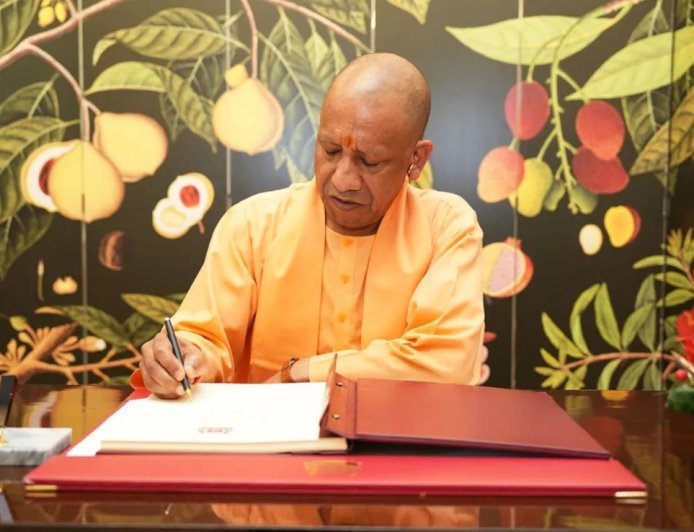 सीएम योगी ने बड़े औद्योगिक संस्थानों में सप्ताह में दो दिन 'वर्क फ्रॉम होम' के दिए निर्देश, कार पूलिंग और वर्चुअल बैठकों को मिलेगा बढ़ावा।