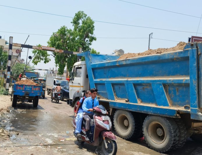 Hapur: खनन माफियाओं के आगे बेबस प्रशासन, शासन के आदेशों की खुलेआम उड़ रही धज्जियां। 