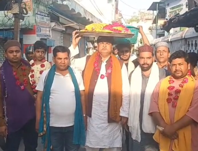 Sambhal: हज़रत जुनैद शाह मियां के उर्स में उमड़ा आस्था का सैलाब, चादर पोशी कर मुल्क में अमन-शांति की मांगी दुआ। 
