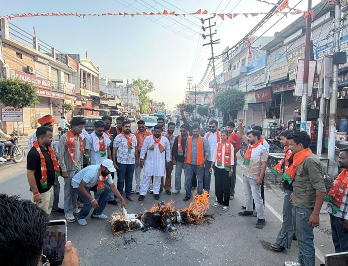 Bajpur: भाजयुमो ने फूँका तमिलनाडु के नेता उदय निधि स्टालिन का पुतला।  