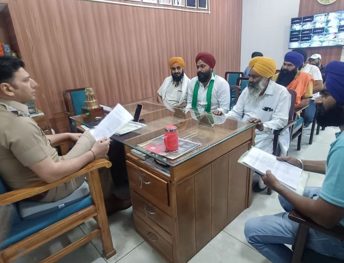 Bajpur: भूमि विवाद को लेकर किसान ने कोतवाल को सौंपा शिकायती पत्र, पैमाइश कराने की उठाई मांग।