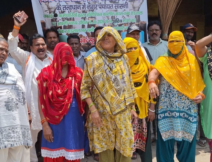 Hathras : मांगें पूरी न होने पर सासनी में सफाई कर्मचारियों की अनिश्चितकालीन हड़ताल