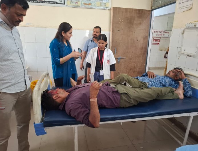 Hathras : दो बाइकों की आमने-सामने टक्कर, चाचा-भतीजा गंभीर घायल