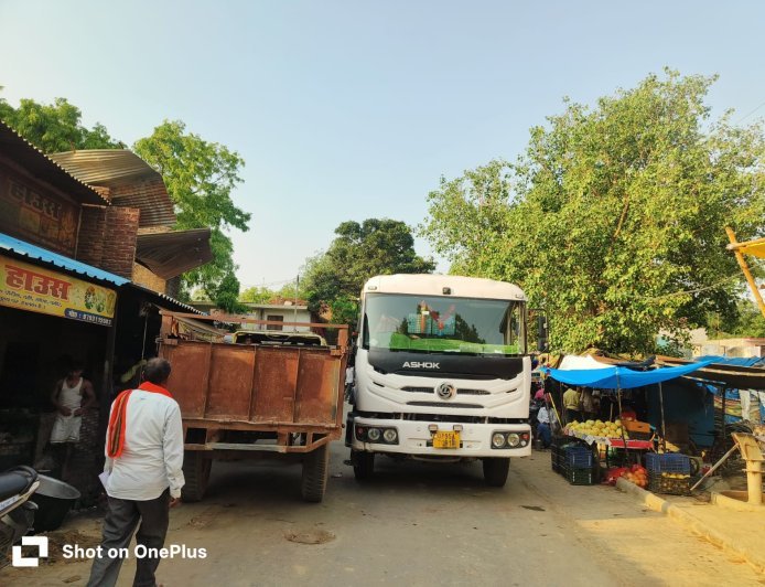 Sitapur : मधवापुर चौराहे पर डम्पर खराब होने से लगा लंबा जाम, राहगीर बेहाल