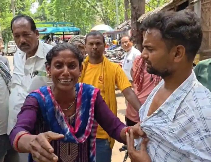 भागलपुर कोर्ट परिसर बना अखाड़ा, महिला ने युवक का सरेआम पकड़ा कॉलर, घंटों चला हाईवोल्टेज ड्रामा।