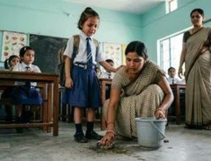संवेदनहीनता की हद: मासूम छात्रा ने की उल्टी तो मां से साफ करवाया फर्श, बच्ची को घंटों धूप में खड़ा रखा।