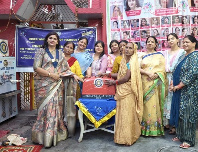 Hardoi: भीषण गर्मी में राहत: इनर व्हील क्लब ऑफ हरदोई डीओडी ने मंदिर परिसर में लगाया वाटर कूलर, जरूरतमंद महिला को दी सिलाई मशीन। 
