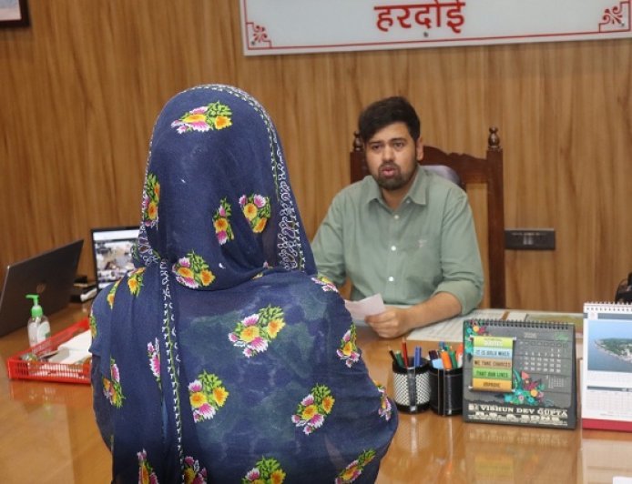 Hardoi: डीएम अनुनय झा ने जनसुनवाई में सुनीं 49 शिकायतें, त्वरित निस्तारण के दिए निर्देश।