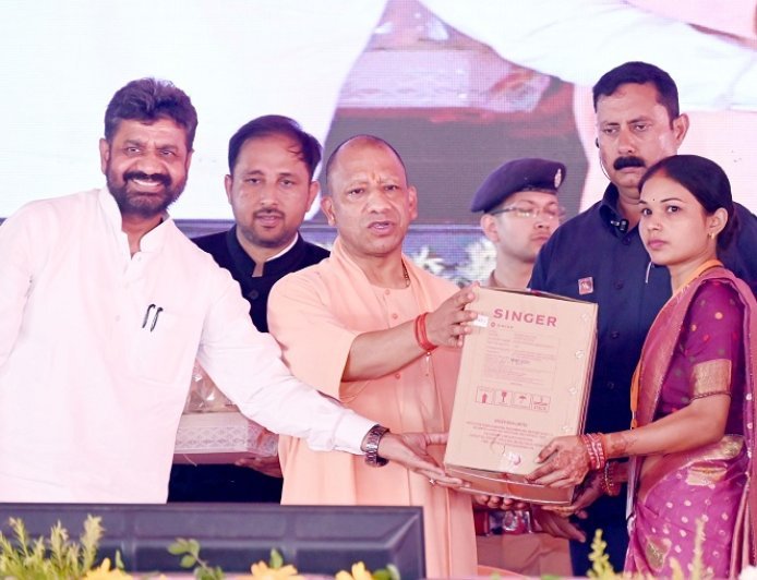 महराजगंज में मुख्यमंत्री का बड़ा तोहफा: लाभार्थियों को बांटे स्वीकृति पत्र, चेक और टूलकिट।