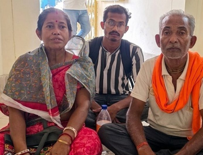 Bajpur: भूमि पर अवैध कब्जे को लेकर पीड़ित परिवार एसडीएम कोर्ट में धरने पर बैठा। 