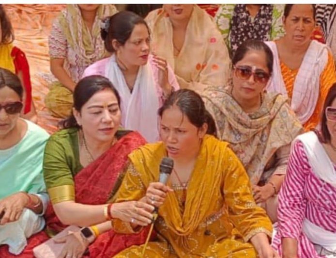 Saharanpur : नारी शक्ति वंदन अधिनियम के विरोध पर भड़कीं भाजपा कार्यकर्ता, कांग्रेस सांसद इमरान मसूद के घर के बाहर दिया धरना