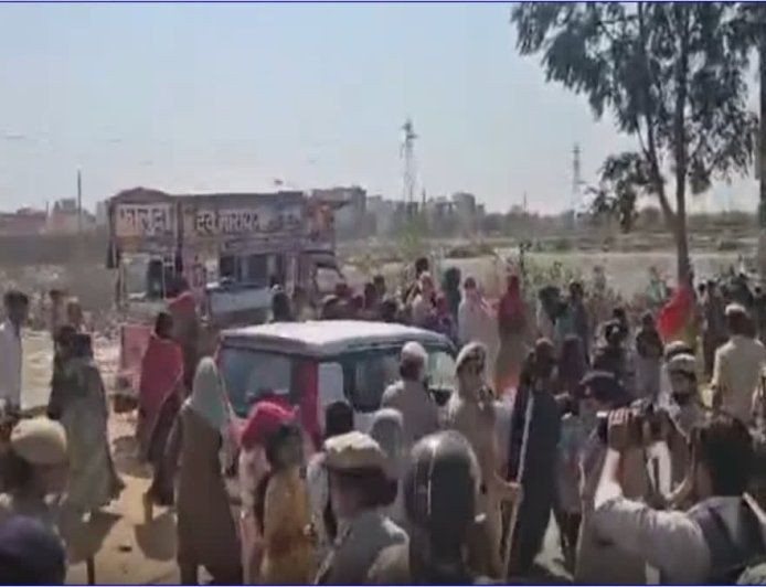 Deoband : डंपिंग यार्ड के विरोध में ग्रामीणों का हंगामा, पालिका गाड़ियों को रोककर जताया विरोध