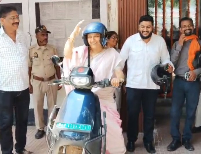 Ballia: सादगी और अनुशासन की मिसाल: विकास भवन समीक्षा बैठक में एक ही गाड़ी से पहुंचे तीन मंत्री, विधायक देतकी सिंह स्कूटी से पहुंचीं। 