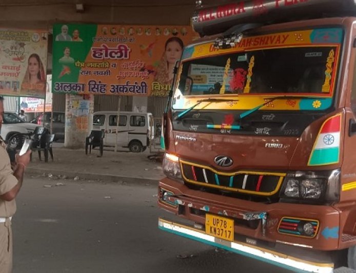 Hardoi: संडीला यातायात पुलिस का अभियान तेज, 20 ई-चालान कर वसूला 28 हजार रुपये सम्मन शुल्क। 