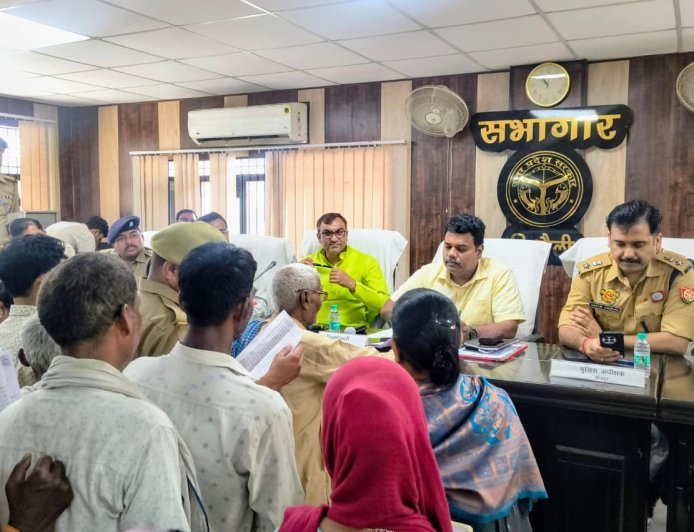 Sitapur: सभी तहसीलों में आयोजित हुआ संपूर्ण समाधान दिवस, डीएम व एसपी ने सिधौली में सुनीं जनसमस्याए।