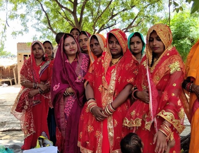 Sitapur: श्रद्धा और उल्लास के साथ मनाया गया वट सावित्री व्रत, मंदिरों में उमड़ी सुहागिनों की भीड़।