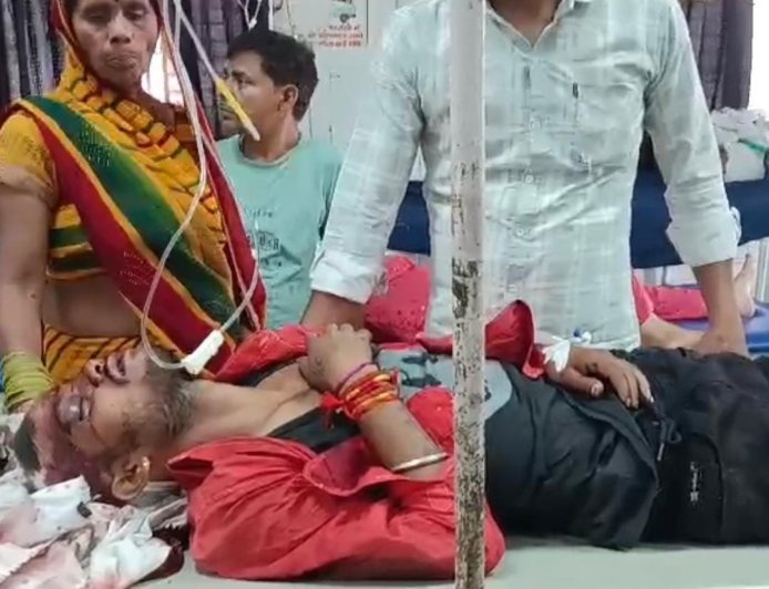 Hathras: दो बाईकों की हुई भिड़ंत में दो घायल एक अलीगढ़ रेफर। 